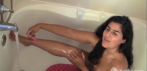  Yanks Miel Shaving Her Legs In The Tub